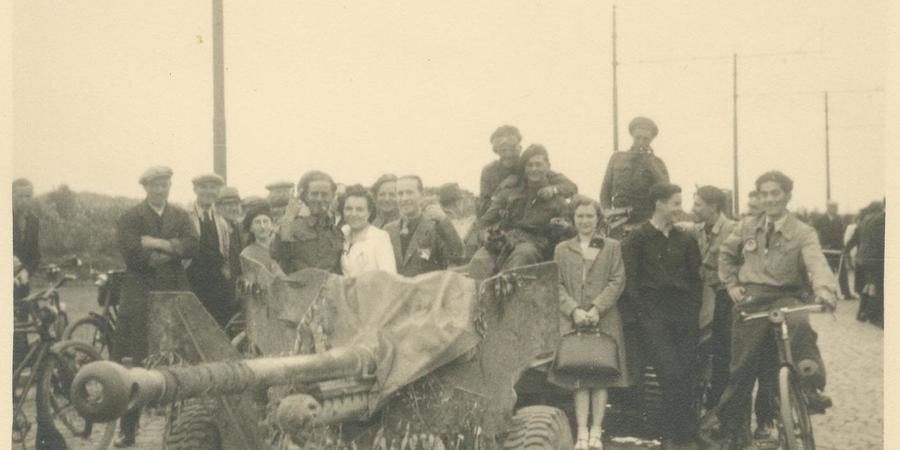Borgerhout, publiek achter pantserafweerkanon, 1944